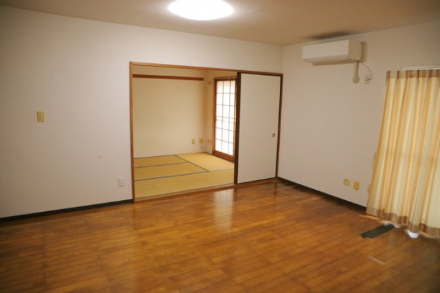直線タイプはLとDKを一直線に並べた形で対面キッチンのタイプです。一般的なのでよく見かけるかもしれません。直線タイプに似た直接アイランドタイプは、キッチンとダイニングの間に壁がない分広く感じられます。