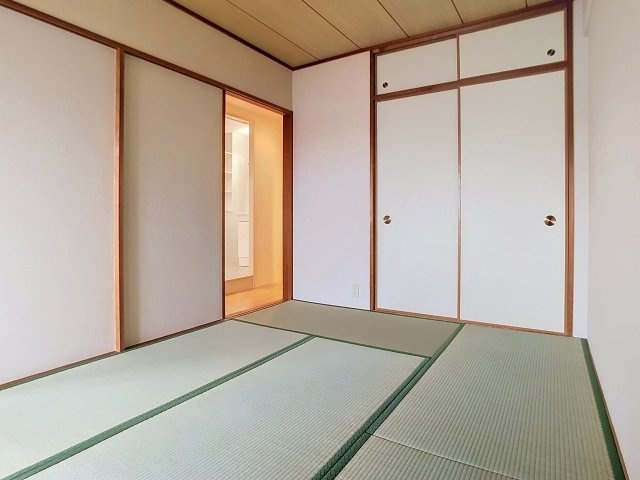 LDK横の和室です。リフォーム済みなのでとてもキレイですね♪