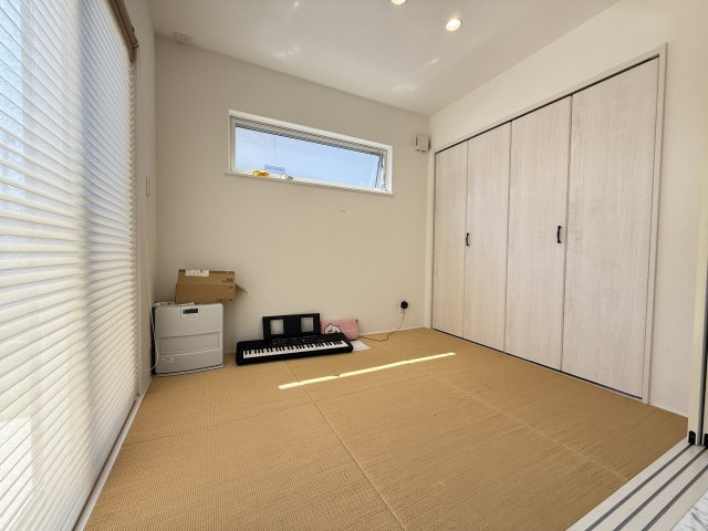 リビング横にある3.7帖の和室は、コンパクトながらも落ち着きのある空間です。大きな収納付きで使い勝手が良く、客間や子どもの遊び場としても活用可能。南側から光が差し込み、明るく快適に過ごせます。