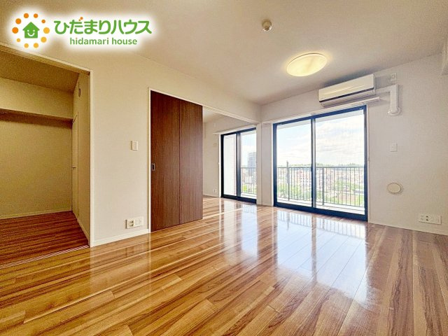 日当たりの良い南の窓に沿ってレイアウトされたLDK。キッチンに立っていても、外の景色が楽しめるため、晴れやかな気分で過ごせます。