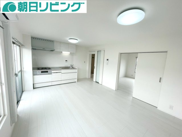 南向きの光が白い床に反射し、12帖以上の開放感を演出。明るく清潔感あふれるリビングです