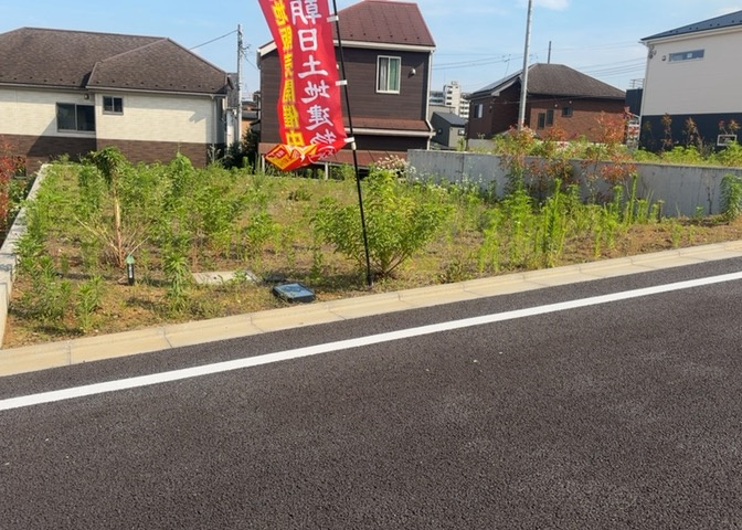 土地の形が極端に長細かったり、狭小地、あるいは道路との高低差がある傾斜地だった場合、後々売ろうとしても買い手がつかない場合もあります。後々、売却することになった時に価値の下がらない土地を選びましょう。