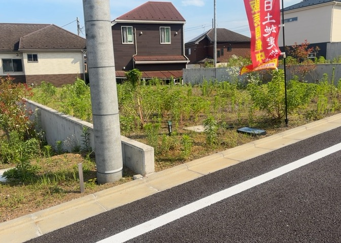 土地の面積＝住宅面積ではありません。建ぺい率の問題などで、土地のある場所によって住宅を建てられる面積は限られています。高さもしかり、「土地」という言葉の中には、建築条件も含まれると考えておきましょう。