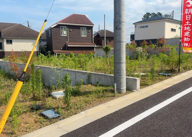 土地の前の道路に消火栓が設置されていることがあります。この場合、道路交通法第45条第1項により、駐車禁止の場所が指定されています。そのため、車庫などの駐車スペースをつくることができない場合があります。