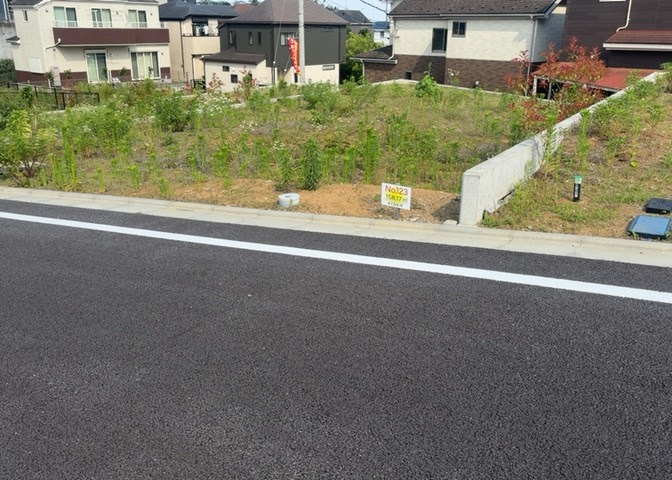 現地に行くなら、物件の周囲の地形がどうなっているかを見ることも大切です。周辺より低くなっている土地では、大雨などで水が集まりやすいため、地盤が弱くなっているということも考えられるため、注意が必要です。
