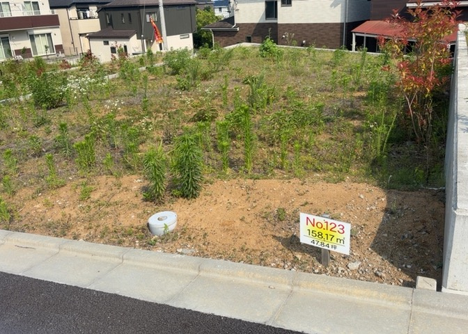 隣家の土地はどうなっているのか、生活利便施設が近くにあるのか、学校まで近いかなど、お客様のライフスタイルにあわせたイメージが重要です。また、近くにあると困る施設が近くにないかも確認するといいでしょう。