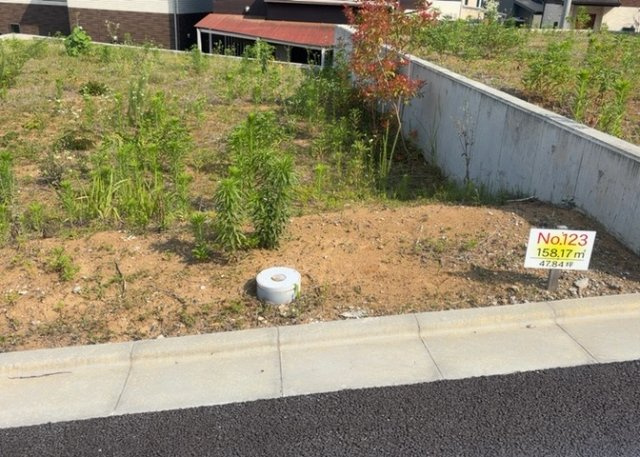 土地購入を検討されている場合、境界杭がない状態で購入してしまうと境界確定測量をする必要があり、費用がかかります。購入の前に、売主、隣土地所有者立ち合いのもと境界を確定し境界杭を設置するのがベストです。
