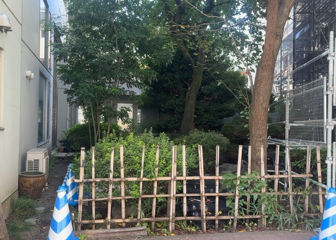 物件によっては、入居者が個人的に使用できる専用庭がついているものもあります。また、住宅の中にある土間の部分を庭と呼ぶこともあります。庭の用途は住む人によって変わり、それによってデザインもさまざまです。