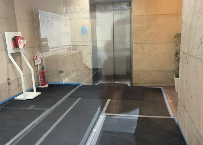 ラウンジは、マンションの共用スペースに椅子やテーブルなどを配置した利用者が寛げる空間です。屋内型ラウンジと屋外型ラウンジがあります。共用部分の管理状況と合わせて、詳細については現地でご確認ください。