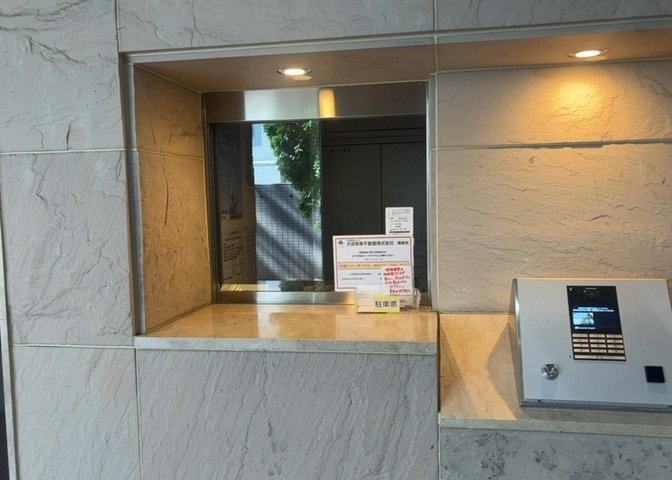 受付はマンションコンシェルジュがいる場合もあれば、管理人が滞在する小部屋を総称して呼ぶことがあります。主にエントランスに設置されていることから、防犯面でも期待ができます。防犯設備がない場合はより安心！