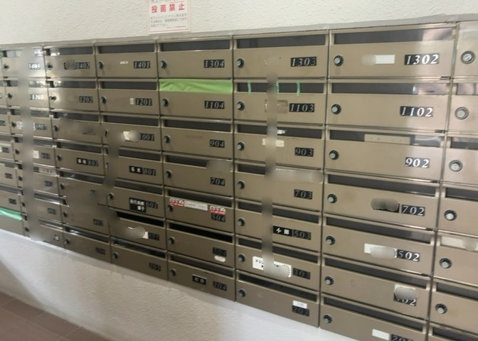 エントランス付近に設置されている集合ポストは、住んでいる部屋と離れているため、ポストをあさるなど誰かに何かされていても被害に気づきにくいです。入居する時には他人に特定されにくい番号で鍵をかけましょう！