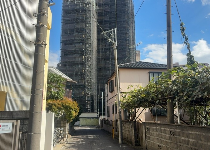 隣家の土地はどうなっているのか、生活利便施設が近くにあるのか、学校まで近いかなど、お客様のライフスタイルにあわせたイメージが重要です。また、近くにあると困る施設が近くにないかも確認するといいでしょう。