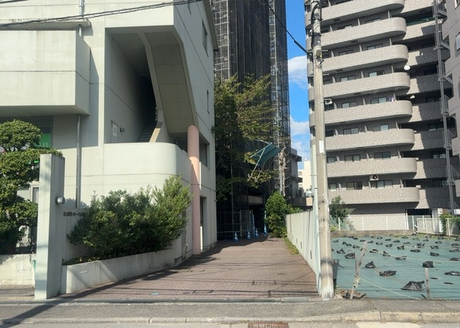 道幅が広い場所は日当たりや風通が良好です。幅が広いのですれ違いも可能ですし大きな車でも駐車可能！一方で、大型車が通ることも多くなるため交通量の増加により騒音に繋がります。また土地の値段が高くなります。