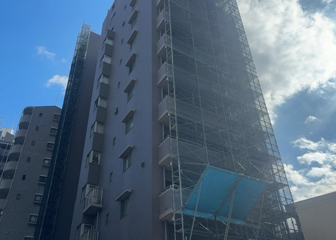 ＲＣ造、Reinforced　Concreteは直訳すると補強されたコンクリートです。主に柱や梁・床・壁が鉄筋とコンクリートで構成おり、鉄筋を組んだ型枠にコンクリートを流し込んで固めたものを指します。
