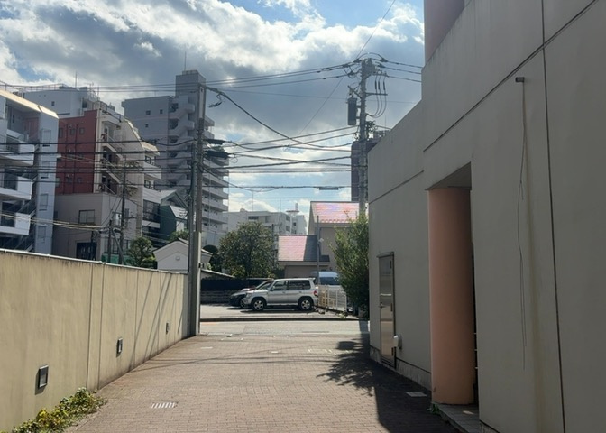 眺望を気にして物件を探す場合、前面に建物が建っていないか現地で確認しましょう！前面に建物があると景色はもちろん、日当たりや風通しにも影響が出てきます。住んだ時のことを想像しながら現地見学をしましょう。
