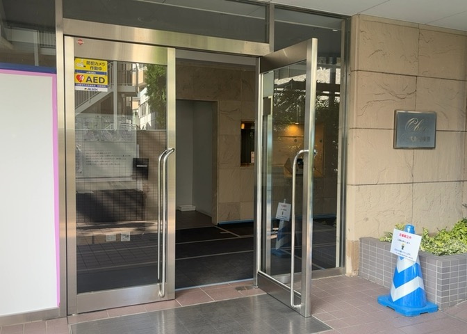 玄関は家の顔でもあり、家族以外の目にも止まる場所です。玄関は外との間を仕切る扉、靴などをしまっておく収納スペース、靴脱ぎのたたきスペース、来客とのやり取りをするドアホンなど複数のアイテムからなります。