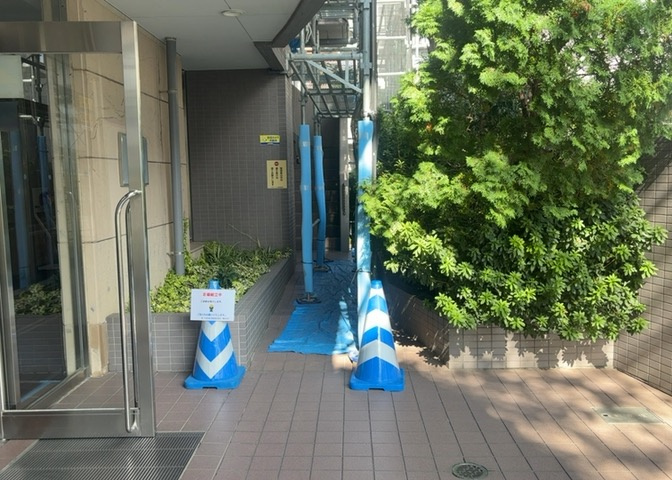 共用部分は、一棟の建物に住む区分所有者全員が共同で所有するとし、共用部分の管理、補修などは、区分所有者で形成される管理組合が行います。個人の判断で勝手に変更することはできませんので覚えておきましょう。