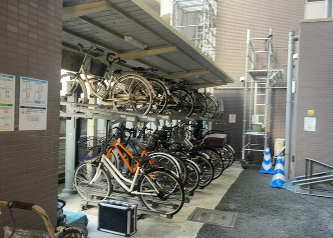 車一台あたりに必要なスペースは、標準サイズの普通自動車で横幅2m50cm、長さ5mは必要になります。ただし、乗降のことも考慮して横幅3m30cm、長さ5m50cmほどは確保できるところを選びましょう。
