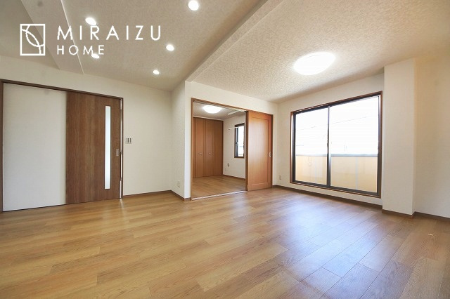 自然光がたっぷりと室内に降り注ぎ、居心地の良い場所です。家族の笑い声が聞こえてきそうです。