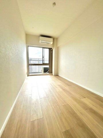 【洋室　約5.7帖】　全ての居室に収納と窓を備えており、過ごしやすい空間となっています。