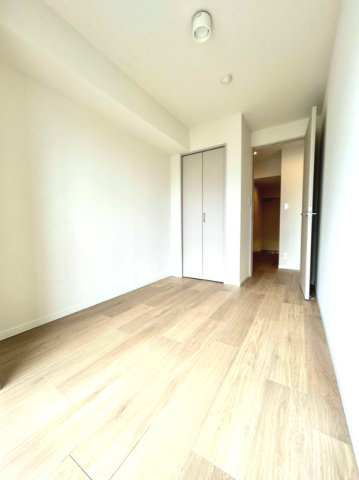 【洋室　約4.3帖】　今の時代には住まいでお仕事をする方も増えてきました。そんな方には、落ち着いて仕事に集中できるお部屋作りを。ライフスタイルに合わせた暮らし方が可能です。