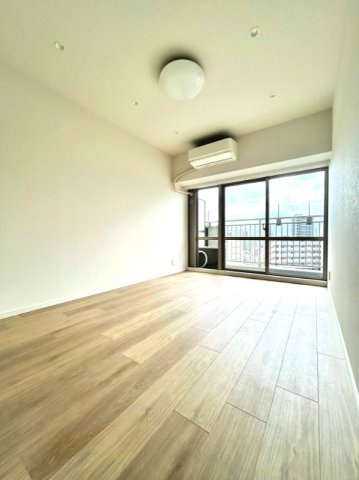 【洋室　約6.9帖】　収納力がたっぷりのこちらのお部屋は主寝室向き。出かける準備や大切なお荷物を保管したりと便利にお使いいただけます。