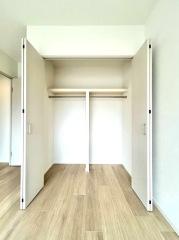 【洋室約6.9帖　収納】