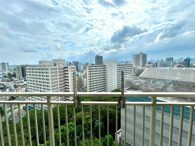 【眺望】　遮るものの少ない眺望です。家事やお仕事の合間に、外の空気を吸うのにぴったりです。