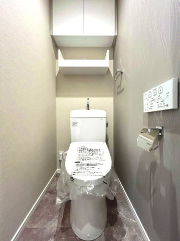 【トイレ】　洗浄機能付きトイレ。上部には収納付で、トイレットペーパー等、買い置きもしやすそうです。
