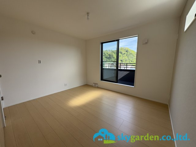 落ち着いて過ごせるお部屋なので、寝室にいかがでしょうか