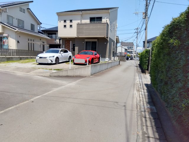 お車は並列で5台駐車出来ます。道路間口も広々としています。車の出入りがスムーズに行えます。