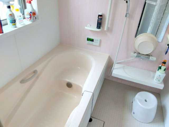 窓があるので明るい室内です。備え付けの台があるのでシャンプーを置いたり出来て便利です。