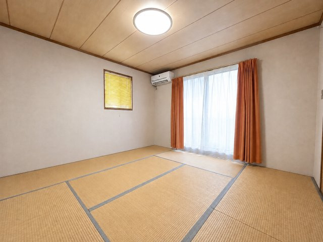 2階にはゆったりとした8帖の和室を配置しています。畳ならではの落ち着きと温かみを感じられる空間で、寝室としてはもちろん、ご家族がくつろぐスペースとしても活躍します。明るく開放的な印象のお部屋です。