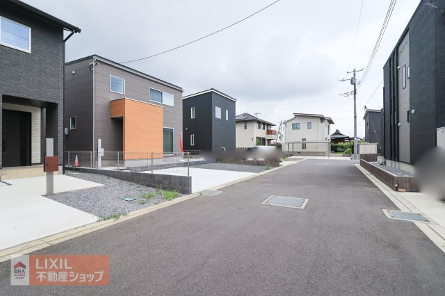 前面道路の現地完成写真です。ゆとりのある道幅や楽々駐車など、現地でご確認ください。