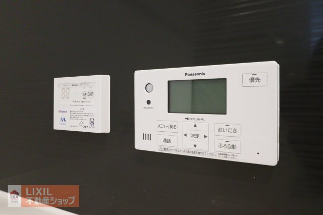 オートバスリモコンです。スイッチ1つで一定量の湯を浴槽に張ったり、保温や追い焚きをすることができるシステムが付いています。浴室以外からでも楽々操作が出来ます♪