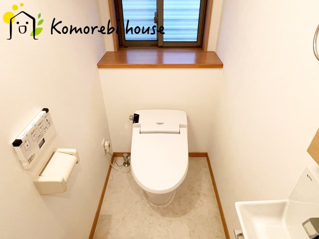 落ち着いた色調のトイレです