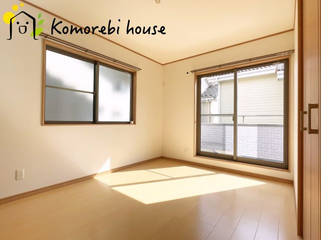 広くて明るい寝室