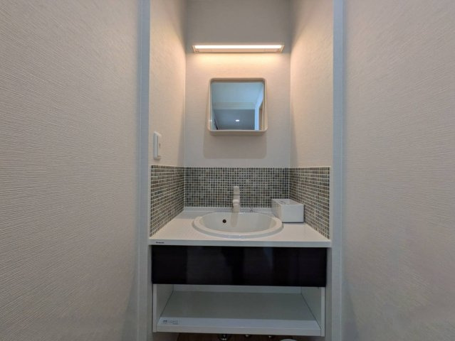 1階トイレ横の洗面台です