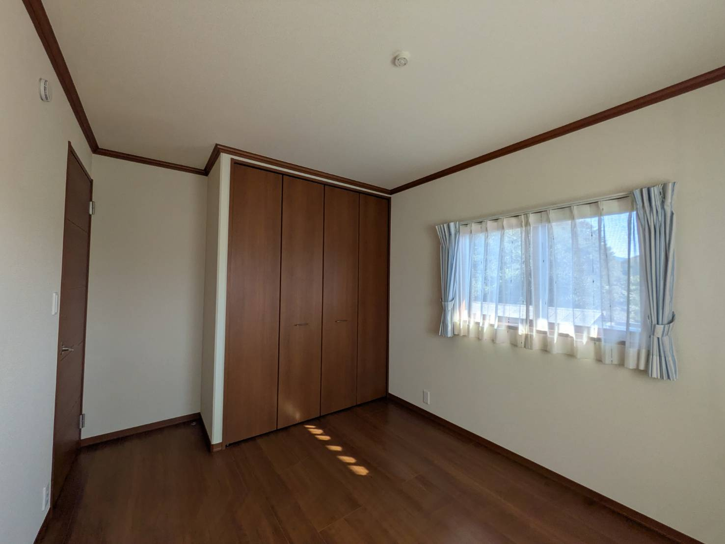 コンパクトで使いやすい洋室です