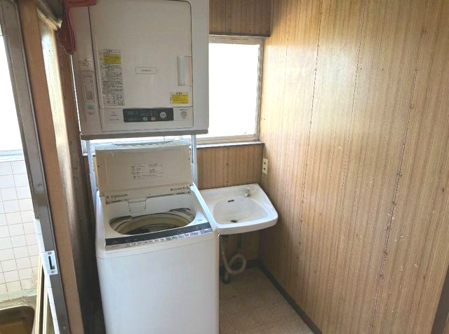 洗濯機置き場、洗面台です