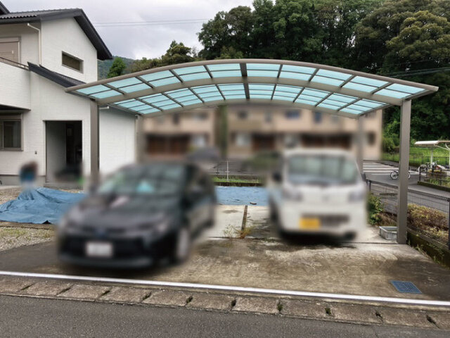 雨や日差しから愛車を守るカーポート付。