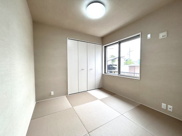 和洋室で使い勝手良好♪　来客時や、お子様の遊ぶスペースにいいですね♪
