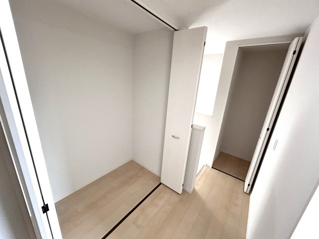 廊下部分に収納多数で、季節物や使用頻度が少ないもの等を収納できます♪