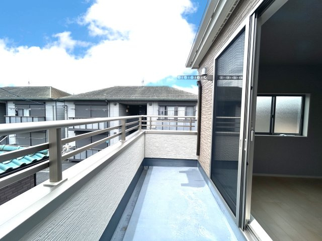 ゆったりとしたバルコニーは洗濯物もばっちり干せ、快適に過ごす空間の一つでもあります。