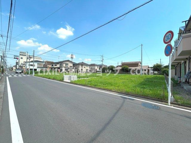 前面道路は広々6ｍで開放的な立地！お車の駐車も楽々です！