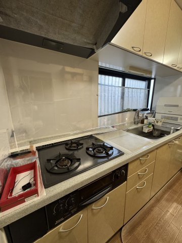 目の前に窓があるため、換気も良好♪空気も簡単に入れ替え