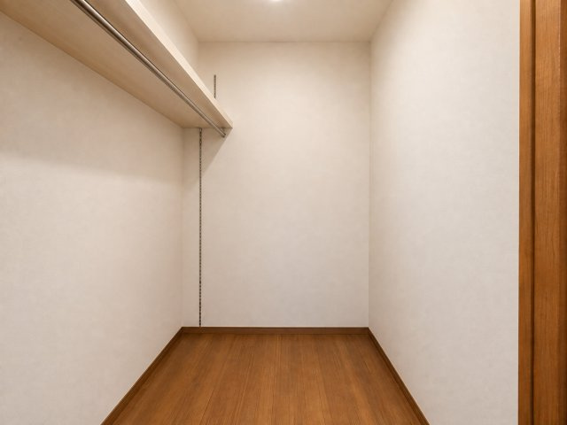 2階にはウォークインクローゼットを備えており、住まいの収納力を高めています。内部にはハンガーパイプと棚が設けられており、衣類を掛けて収納できるほか、バッグや季節用品なども用途に応じて整理しやすいです。