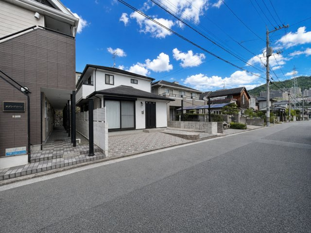 前面道路は幅員約5.2mの公道です。道路幅にゆとりがあるため、車での出入りや日常的な通行がしやすく、駐車スペースへのアプローチもしやすい道路環境です。現地で駐車時の動線などをイメージしていただけます。