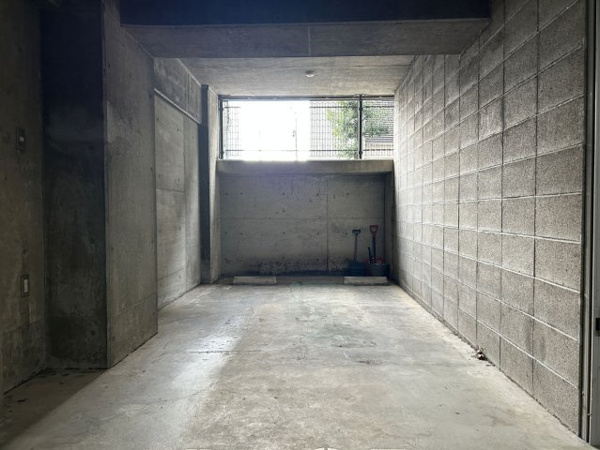 【富山市明輪町(アパガーデンハイツ富山駅前東館)の駐車場】