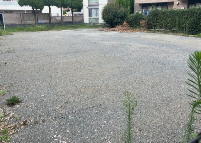 土地の前の道路に消火栓が設置されていることがあります。この場合、道路交通法第45条第1項により、駐車禁止の場所が指定されています。そのため、車庫などの駐車スペースをつくることができない場合があります。